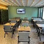 Ada Park Hotel *