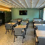 Ada Park Hotel *